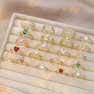 Squisiti anelli regolabili placcati in oro con forme di cuore, stella e orso in zircone