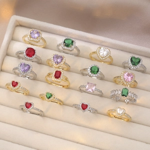 Anelli regolabili minimalisti con cuore e zircone in vari colori in una scatola di velluto