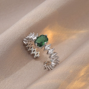 Bague réglable en argent élégante avec zircon vert taille émeraude et accents marquise