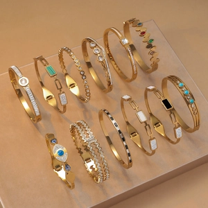 Set van 11 vintage vergulde titanium stalen armbanden met zirkoon en emaille details