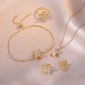 Macro detail van de gouden bloem sieradenset met ketning, armband, ring en oorbellen