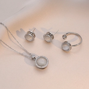 Elegante Set di Gioielli in Acciaio al Titanio Pietra Occhio di Gatto Bianca Collana Pendente Geometrica Orecchini a Bottone Anello da Donna