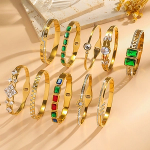 Goldene Titanstahl-Armreifen-Kollektion mit smaragdgrünen Blumen und römischen Ziffern