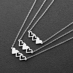 Trois colliers de soeurs en forme de cœur en acier inoxydable poli sur cuir noir élégant