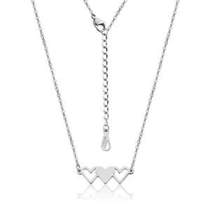 Vue détaillée du marquage 18KGP sur le collier cœur poli avec fermoir mousqueton et chaîne