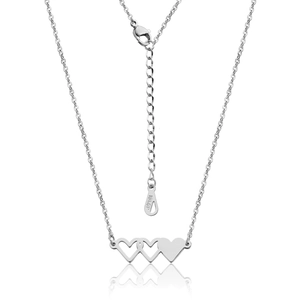 Vue détaillée du collier triple cœur argenté avec gravure 18KGP sur l'attache
