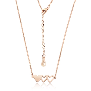 Détail du pendentif à trois cœurs entrelacés en or rose avec fermoir mousqueton