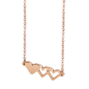 Détail du collier avec trois cœurs entrelacés en or rose sur une fine chaîne à mailles o