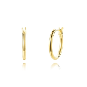 Orecchini a cerchio geometrici in oro lucido con riflesso a specchio su sfondo bianco