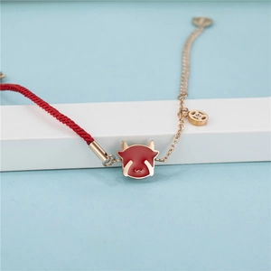 Rotes geflochtenes Armband mit goldener Kette, Ochsen-Emaille-Anhänger und kleinem Diamanten
