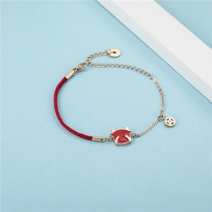 Glückliches rotes Seilarmband mit goldener Kette und süßem Ochsen-Anhänger für Damen