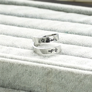Détail de la bague spirale argentée gravée Rise up avec motifs d'étoiles