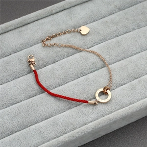 Details des roten Kordelarmbands mit römischem Ring und Herzanhänger in Roségold-Optik
