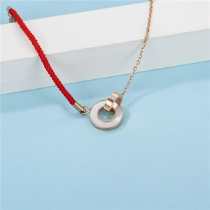 Detail von rotem Seil und Roségold-Kette Armband mit Diamant und Muschelringen