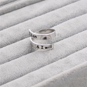 Bague spirale vintage avec gravure I can and I will en finition argentée élégante