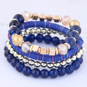 Set braccialetti multistrato boho con perle blu scuro e dettagli in oro lucido