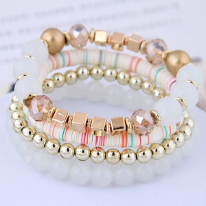 Set di bracciali multistrato stile bohémien con perline dorate e dischi in argilla