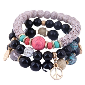 Bracciale multistrato bohémien con perline di legno e ciondolo mano di Fatima