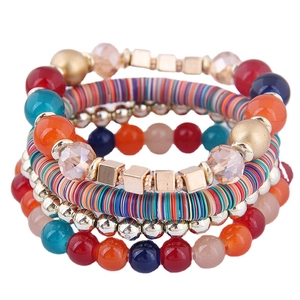 Bracciali multistrato bohémien con perline Heishi colorate e accenti in metallo dorato
