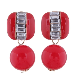 Elegante rood geëmailleerde goudkleurige oorbel met kristal en rode parelhanger