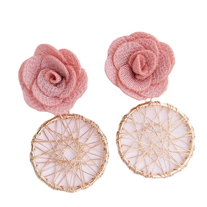 Elegante rosa Blumenohrringe mit verschlungenem goldenem Metallreif im modernen Design