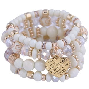 Boheems gelaagd kralenarmbandset met gouden hartvormige hanger en gegraveerde liefde