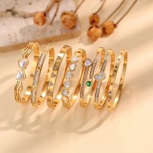 Goldenes Titanstahl-Armbandset mit Smaragdherzen, Zirkonia und Muschel-Inlay