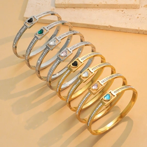 Elegante Herz-Armreifen aus Titanstahl in Gold und Silber mit bunten Edelsteinen besetzt
