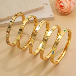 Set aus fünf vergoldeten Edelstahlarmreifen mit bunten Zirkonia-Stein-Inlays