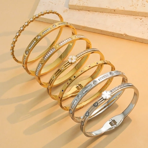 Elegantes siebenteiliges Titanstahl-Armreif-Set mit Herz- und Kleeblatt-Anhängern in Gold und Silber