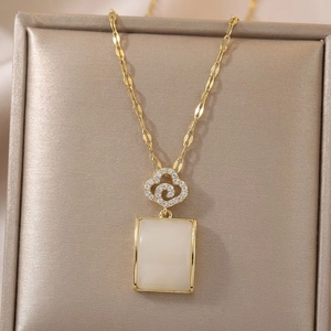 Collier élégant en acier titane doré avec pierre rectangulaire blanche et breloque nuage