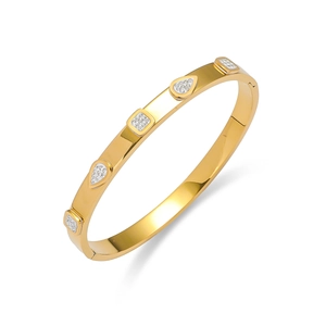 Vue détaillée du bracelet en acier doré orné de cristaux pavés en formes marquise et carrée