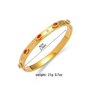 Détail du bracelet ouvert en acier titane doré avec pierres marquises rouges et zircons