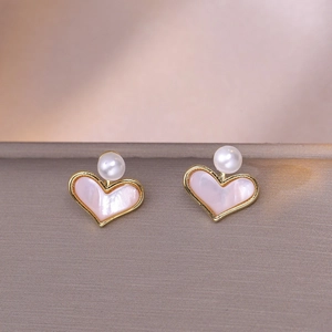 Eleganti orecchini a cuore con intarsio in conchiglia rosa e accenti di perle bianche