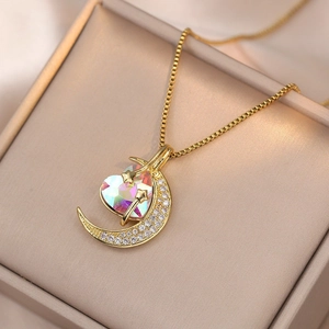 Élégant collier croissant de lune doré avec cœur irisé et détails de petites étoiles
