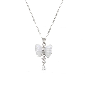 Collar de lazo plateado con alas de nácar y colgante de circonita en forma de gota