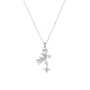 Collar de mariposa plateada con circonitas brillantes y detalle de dije de estrella