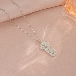 Collier cœur en argent élégant avec médaillon serti de cristaux et gravure de bon augure