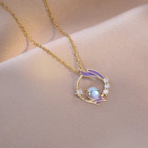Collier cœur minimaliste avec émail violet et pierre de lune bleue en finition dorée