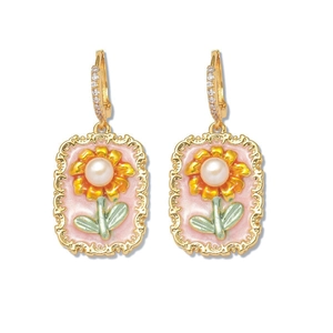Boucles d'oreilles tournesol en émail rose avec perle et cadre doré vintage