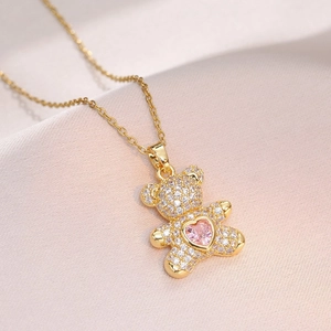 Collier avec pendentif ours doré serti de diamants et d'un cœur rose bijou