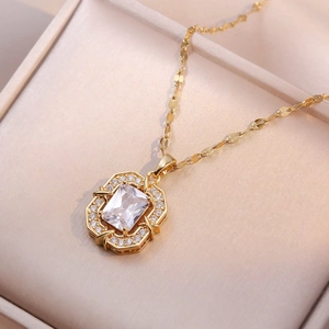 Elegante goldene Halskette mit oktogonalem Herzanhänger und großem klarem Zirkon