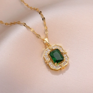 Elegante Goldhalskette mit grünem Edelstein im Smaragdschliff und Zirkonia-Halo-Anhänger