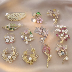 Eleganter Federblumen Brosche Mit Süßwasserperlen Zirkonia Für Damen Luxus Kupferlegierung Korsettstecker Schmuck Hochzeit Party Geschenk