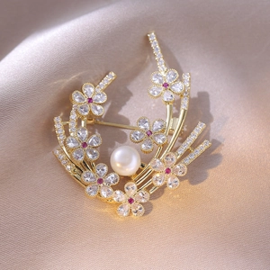 Eleganter Gold-Blumenanstecker mit weißer Süßwasserperle und funkelnden Zirkonia-Blüten