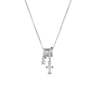 Silberne Halskette mit glitzernden Zirkonia-Ringen und einem gotischen Kreuzanhänger