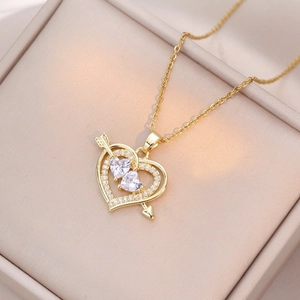 Goldene Herzkette mit Cupido-Pfeil-Design und Zirkonia-Steinen in einer Geschenkbox