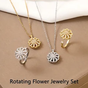 Elegantes Set aus gold- und silberfarbenem Schmuck mit rotierenden Blumen und Zirkonia