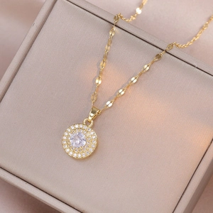 Elegante Halskette aus Gold Titanstahl mit doppeltem Halo Rundzirkonia Anhänger