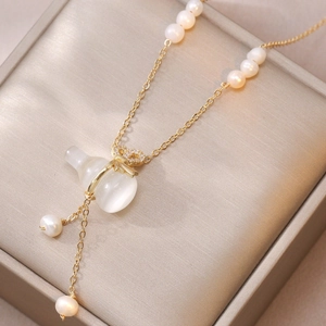 Elegant gold necklace with gourd stone pendant and white freshwater pearls design